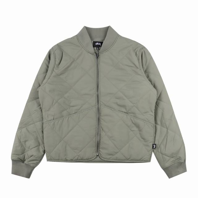 Stussy 斯图西 22Fw 骰子贴布刺绣绗棉棒球服外套 轮廓裁剪和舒适版型 全素面菱形格极简剪裁 暗藏实用的超大口袋 棒球服的设计适合与卫衣穿搭 打造出极具