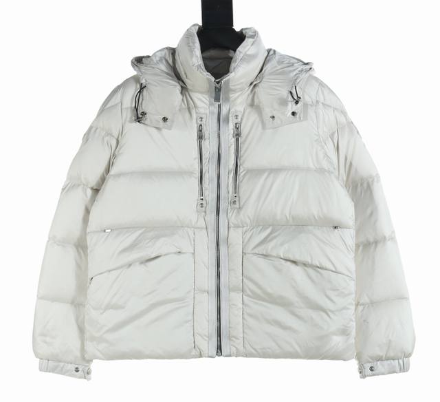 Moncler 蒙口mc & 1017Alyx9Sm联名白鹅绒羽绒服 Williams兼具先进技术与手工质感的独特风格。将新颖结构与夺目金属融为一体，不断演进理