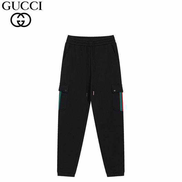 Gucci 古驰 24Ss 拼接红绿织带长裤 互扣式双g标识巧妙融入运动装设计，塑就一系列运动风单品。在这款针织棉慢跑长裤上，带着一丝怀旧意蕴的图案低调呈现于裤