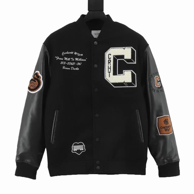 Carhartt 刺绣logo拼皮夹棉棒球服外套 面料采用锦纶消光斜纹布精心制作，搭配对比鲜明的老花monogram图案用人丝斜纹缎面里布采，突显廓形。胸前花卉