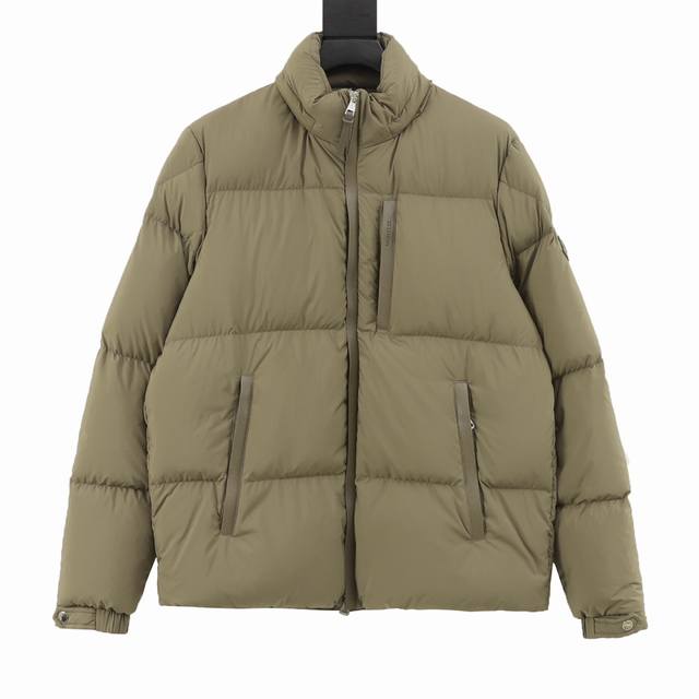 Moncler 蒙口mc Besbre皮革标识拉链羽绒服 颜色:黑色，卡其 Besbre羽绒夹克采用micro Chic面料制成，轻盈而实用，同时提供出色保暖性