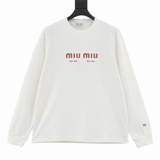 Miumiu 缪缪 24Fw 胸前logo刺绣图案长袖t恤 面料采用高克重300G重精梳棉，定制1:1螺纹， 面料舒适亲肤无异感，定制定染面料，纺织密度高，垂感