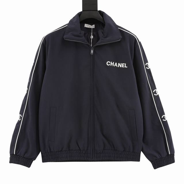 Chanel 香奈儿 刺绣标语复古拉链风衣外套 秋冬推荐款，清爽干净的复古风拉链外套，这款小清新连帽外套给人很干净的高级感 胸前压胶logo图案设计 彰显大气奢