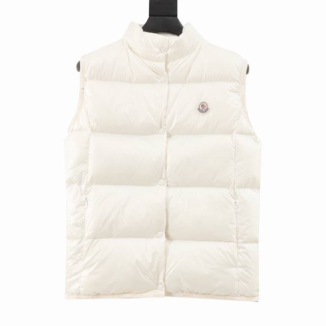 Moncler 蒙口 新款徽标羽绒马甲 年度爆款推荐，原版开发，采用达标90白鸭绒一比一打造，内胆方面采用400高密度防钻绒胆布，首版发售全网独家！这个款式可谓