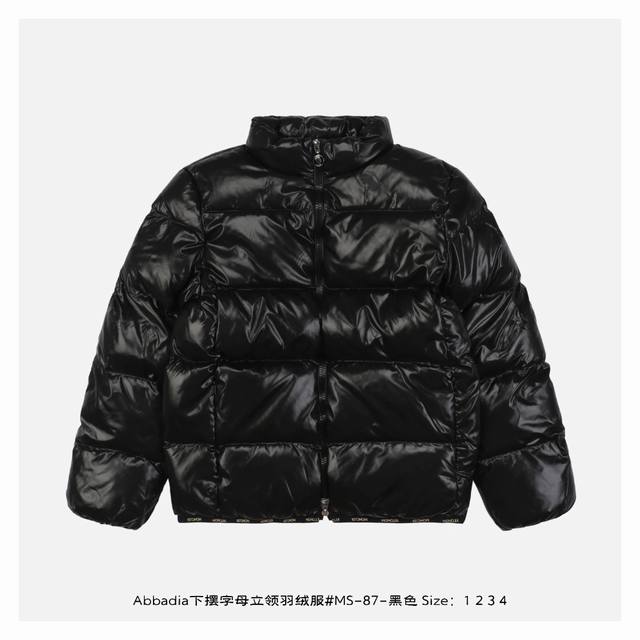 Abbadia下摆字母立领羽绒服#Ms-87-黑色 采用标志性的nylon Laqué面料制成，呈现华美的光泽效果，经典廓形设计，可轻松搭配工作正装或休闲造型，