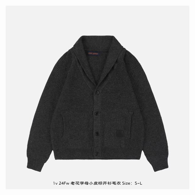 Lv 24Fw 老花字母小皮标开衫毛衣 本款开衫取材厚实山羊绒混纺针织，于凛冬时节围裹舒适暖意，披肩领结合树脂扣前襟，第一个纽扣带有品牌标志性logo，皮标点缀