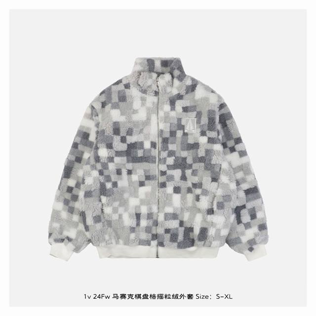 Lv 24Fw 马赛克棋盘格摇粒绒外套 独家色织提花面料，面料采用粗梳羊毛纱织造而成，表面一层细细绒毛，触感柔软，舒适，悉心修饰的绒面肌里呈现繁复3D立体效果，