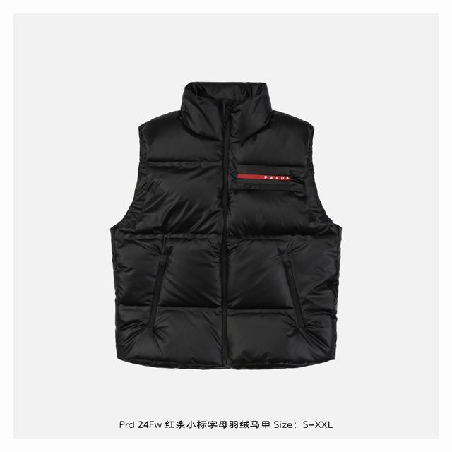 Prada 普拉达 24Fw 红条小标字母羽绒马甲 整件衣服采用压纹压胶处理，这种工艺不会出现跑绒现象，内里填充白鸭绒，平均充绒量280G，蓬松保暖，全套定制刻