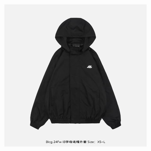 Balenciaga 巴黎世家 24Fw Ib字母连帽外套 灵感源自八十年代复古，采用定制面料制作而成，官方同款，面料经过同缸染色工艺处理，手感舒适柔软，既时尚