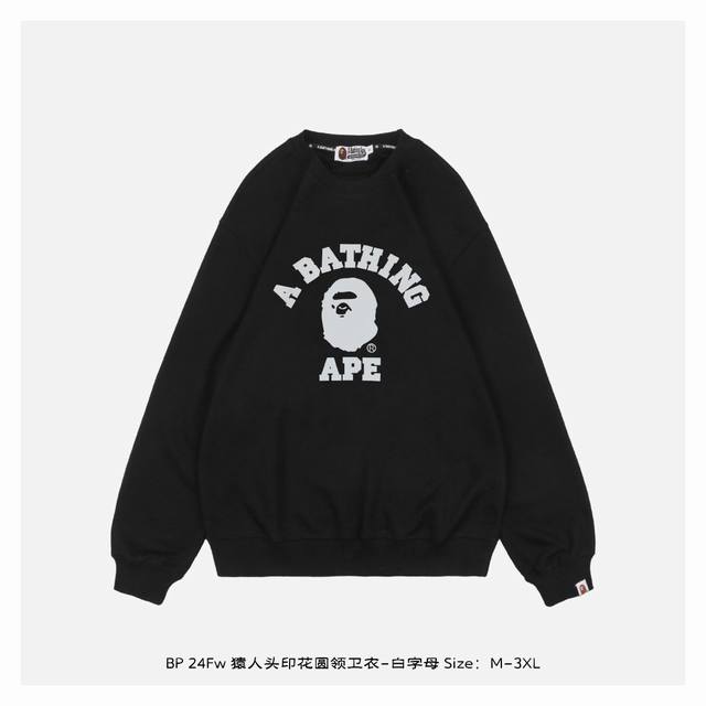 Bape 24Fw 猿人头印花圆领卫衣-白字母 面料采用400克重双股大毛圈面料，定制32支螺纹，成衣两遍水洗处理，面料舒适亲肤无异感，定制定染面料，纺织密度高