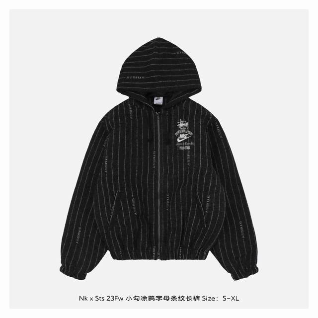 Nike X Stussy联名 23Fw 小勾涂鸦字母条纹连帽外套 灵感源自八十年代复古，采用定制面料制作而成，官方同款，面料经过同缸染色工艺处理，手感舒适柔软