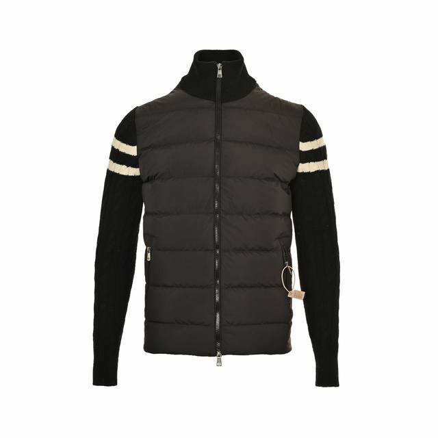 Moncler 蒙口 24Fw 羊毛混纺拼接羽绒服 今年拼接羽绒服太火啦 整件衣服比较轻薄，没有想象那么臃肿，羽绒的蓬松度也是可以的，毛织部分跟柜柜一样的羊毛混