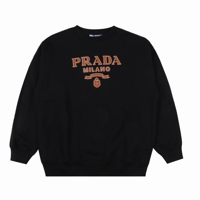 Prada 普拉达 24Fw 拼皮logo刺绣圆领卫衣 420克重纯棉面料毛圈底定制32支2*2螺纹 成衣两遍水洗处理 面料舒适亲肤无异感 定制定染面料 纺织密