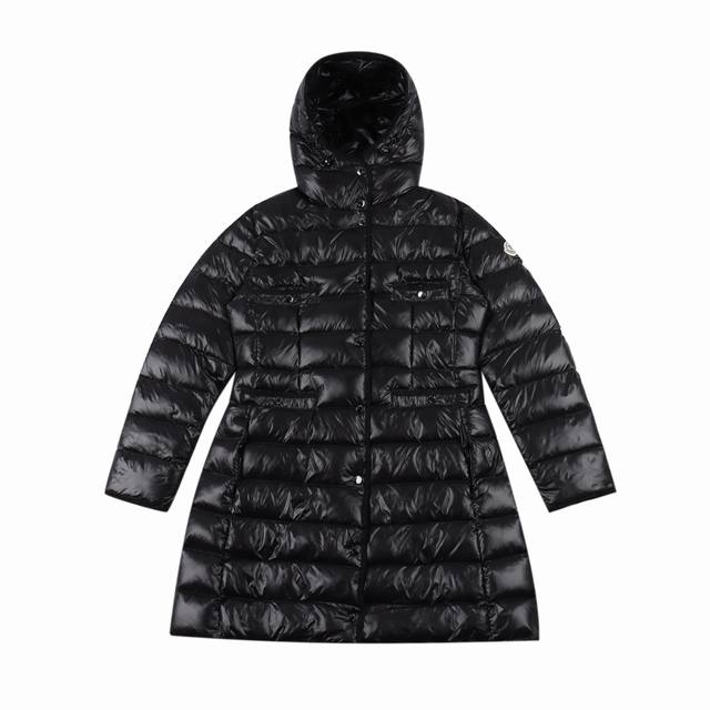 Moncler 蒙口 Hirma女士长款兜帽羽绒服外套 .白鸭绒填充,超轻面料. Hirma长款羽绒夹克采用longue Saison面料制成，是经典的女士设计