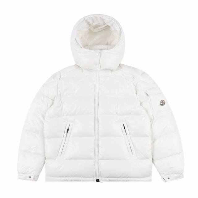 天花板 Moncler 蒙口 Maire拉链连帽尼龙保暖羽绒服 这款羽绒服采用舒适的线条，经典而现代！这款羽绒服的灵感来自 80年代的意大利帕尼纳罗文化，更新了