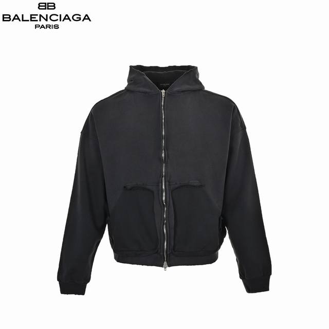 Balenciaga 巴黎世家 24Ss 胶带拉链外套 时历开发将近3个月得时间，从面料、辅料、水洗、对位、手工磨破全部同步zp细节就在于字母上的褶皱感，颜色过