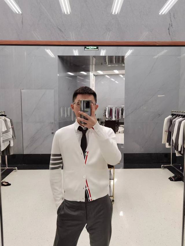 新款上新 Thom Browne 汤姆布朗 .Tb经典四条杠加厚针织毛衣五扣开衫 料子采用羊毛混纺 柔软舒适 生产采用日本进口自动针织机织造 针路紧密 袖子四条