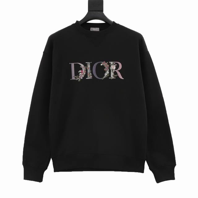 Dior 迪奥 23Fw 渐变花卉字母刺绣圆领卫衣 定织定染面料，定制领口三角螺纹+两侧螺纹，胸口绣花采用进口田岛刺绣，字母图案打底+渐变染色工艺后局部花卉刺绣