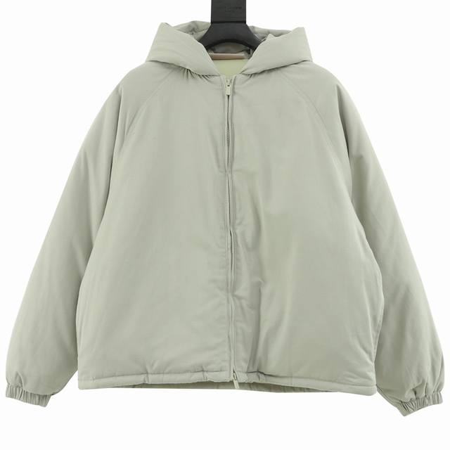 Fear Of God Fog Essential 复线 双排硅胶字母连帽棉服外套 面料选用优质长绒棉，内里采用再生优质棉丝，保暖舒适！ 棉服采用短款宽松立体剪