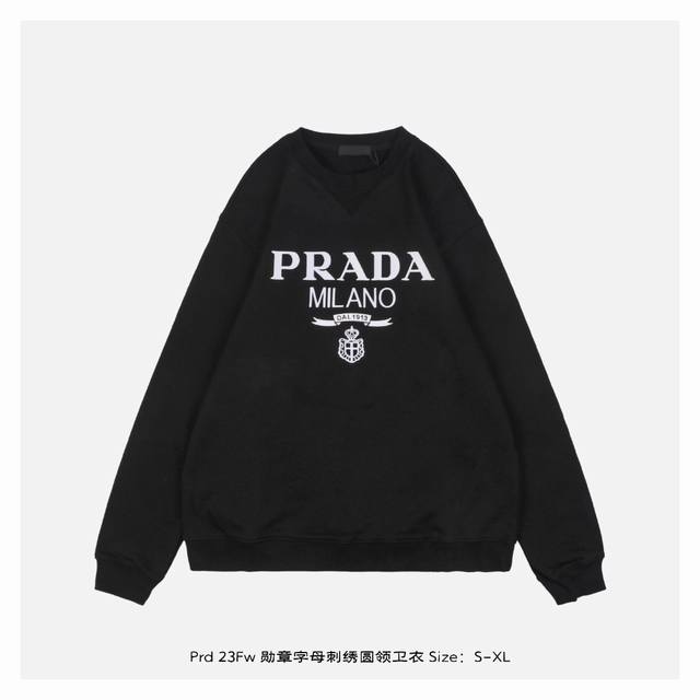 Prada 普拉达 23Fw 勋章字母刺绣圆领卫衣 面料采用400克重双股大毛圈面料，定制32支螺纹，成衣两遍水洗处理，面料舒适亲肤无异感，定制定染面料，纺织密