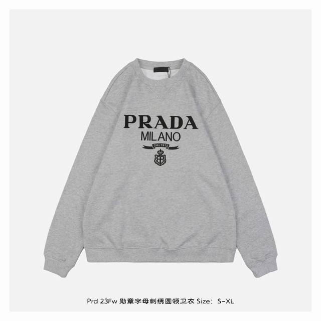 Prada 普拉达 23Fw 勋章字母刺绣圆领卫衣 面料采用400克重双股大毛圈面料，定制32支螺纹，成衣两遍水洗处理，面料舒适亲肤无异感，定制定染面料，纺织密