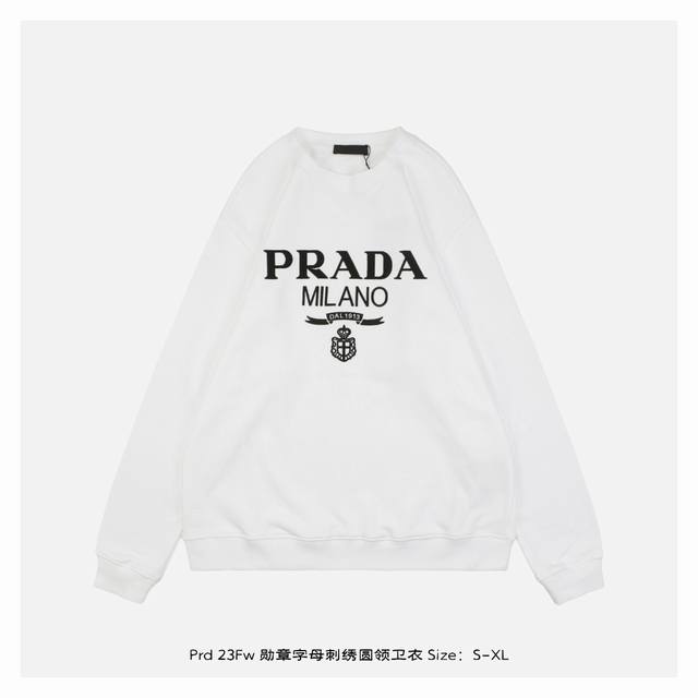 Prada 普拉达 23Fw 勋章字母刺绣圆领卫衣 面料采用400克重双股大毛圈面料，定制32支螺纹，成衣两遍水洗处理，面料舒适亲肤无异感，定制定染面料，纺织密