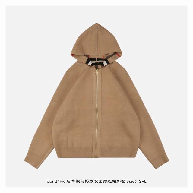 Burberry 博柏利 24Fw 后背战马格纹双面穿连帽外套-背面 超级厚实的一款外套，在经过水洗过软尺寸定型，手感非常棒，纱线颜色对原版染色，定做好纱线后然