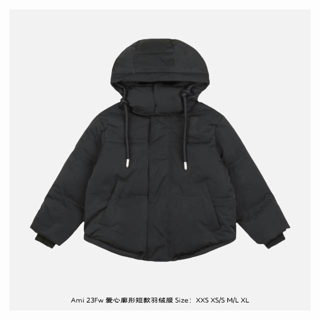 Ami 23Fw 爱心廓形短款羽绒服 -正确版本，灰色爱心在手臂，黑色爱心在胸口 外层面料采用双层轻质粘合涤纶面料，内衬采用可再生微纤维，整体面料具有柔软轻盈防