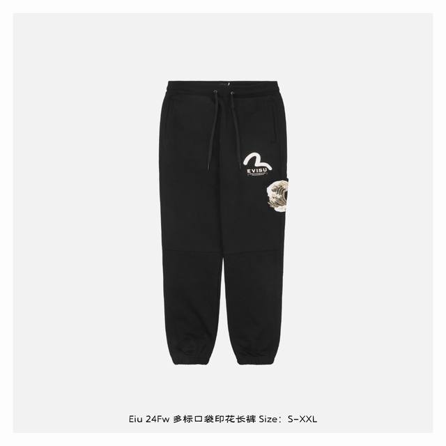 Evisu 福神 24Fw 多标口袋印花长裤 前方海鸥印花和品牌标识点缀，凸显风情多功能的口袋设计，不同位置的口袋上印有多种图案，丰富视觉效果，彰显品牌个性是时