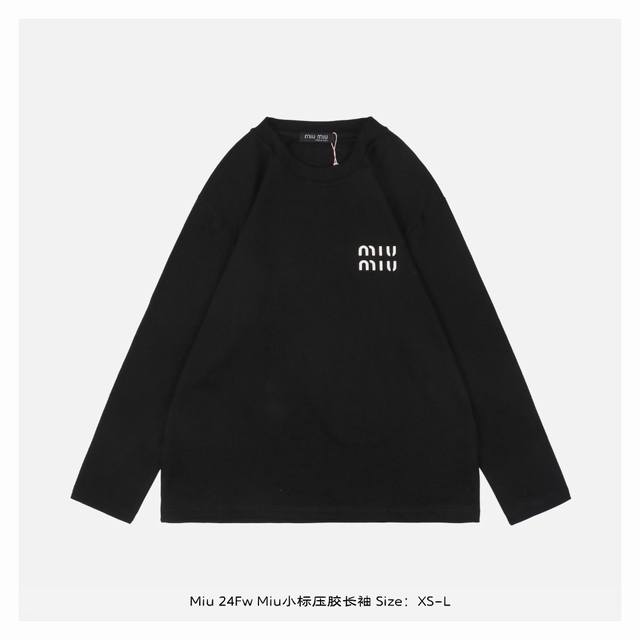 Miu Miu 24Fw Miu小标压胶长袖 灵感源自八十年代复古，采用定制面料制作而成，官方同款，面料经过同缸染色工艺处理，手感舒适柔软，既时尚又具有个性，无