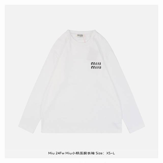 Miu Miu 24Fw Miu小标压胶长袖 灵感源自八十年代复古，采用定制面料制作而成，官方同款，面料经过同缸染色工艺处理，手感舒适柔软，既时尚又具有个性，无