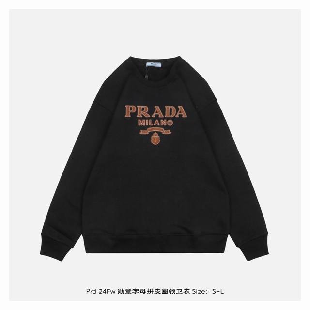 Prada 普拉达 24Fw 勋章字母拼皮圆领卫衣 面料采用400克重双股大毛圈面料，定制32支螺纹，成衣两遍水洗处理，面料舒适亲肤无异感，定制定染面料，纺织密