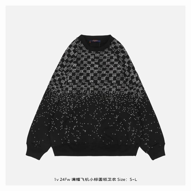 Lv 24Fw 满幅飞机小标圆领卫衣 面料采用400克重双股大毛圈面料，定制32支螺纹，成衣两遍水洗处理，面料舒适亲肤无异感，定制定染面料，纺织密度高，垂感佳，