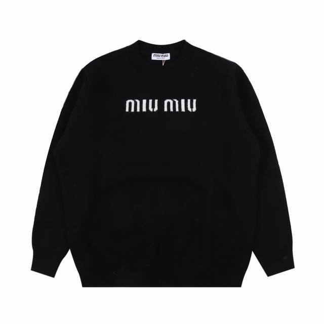 Miu Miu 缪缪24Fw Miu字母提花长袖圆领毛衣 进口机编织制造采用羊毛含量纱线纱线定染，这款毛衣上身十分好看,也非常火爆。成衣洗水缩绒，手感极好～上身