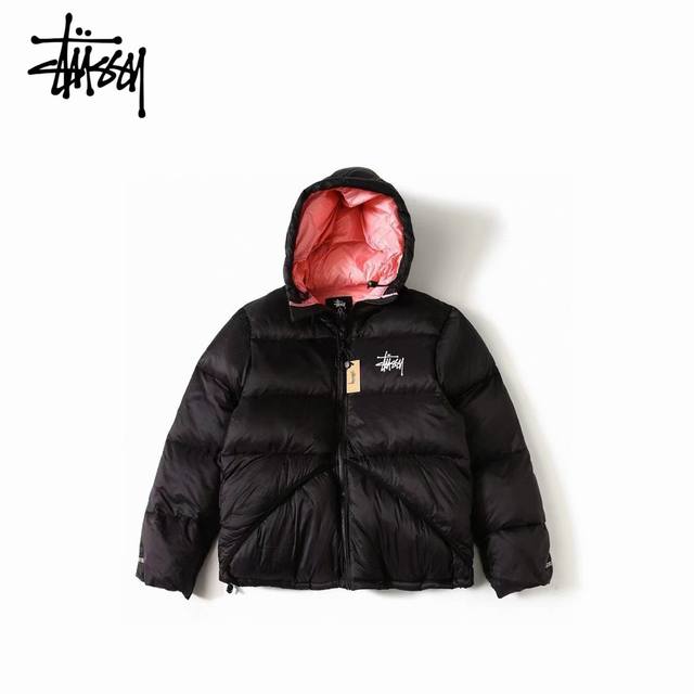 Stussy 斯图西24Ss 拼色拉链连帽羽绒棉服 均匀饱满 蓬松度拉满 定制五金 辅料细节 黑粉胸前工艺为印花 黑灰色胸前为刺绣logo 区别市场错版 拉链带