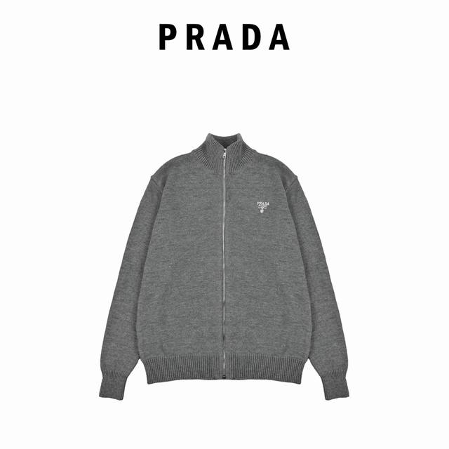 Prada普拉达23Fw 刺绣胸标拉链毛衣 原22,300购入，定织定染百分百羊绒面料，贴身柔软丝滑亲肤，没有羊毛扎肤感。德国16针斯托尔机器两种针法混合织成，