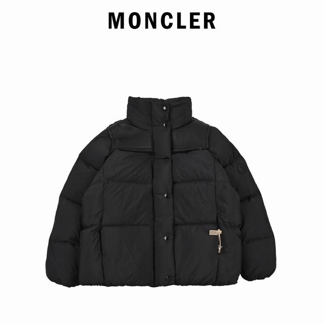 Moncler 蒙口fw22 Jotty羊皮拼接短款羽绒服外套 Jotty羽绒夹克是华贵功能性的典范之作，设有羊毛皮草过肩。宽松款型，高领设计，是搭配毛绒针织品