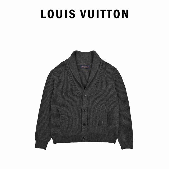 Louis Vuitton路易威登24Fw 皮标羊绒开衫毛衣 原16,700购入，本款开衫取材厚实山羊绒混纺针织，于凛冬时节围裹舒适暖意。披肩领结合树脂扣前襟，