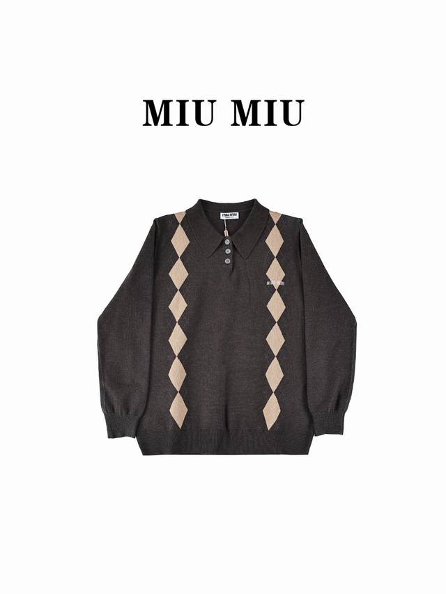 Miu Miu 24Fw 菱形嵌花羊绒polo长袖毛衣 现货发售 24早秋极简灰色.设计更加减龄优雅.丝滑羊绒纱.搭配miu式蓬松裙打造都市学院风.叠穿更好看.