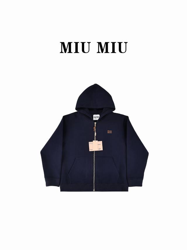 官网1:1原单品质 Miu Miu 缪缪 24Fw 刺绣小标空气棉拉链外套 超级厚实 休闲复古时髦 简约的撞色线条勾勒 小字母logo刺绣 时髦出街 超级有范