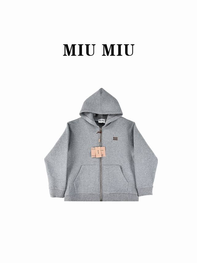 官网1:1原单品质 Miu Miu 缪缪 24Fw 刺绣小标空气棉拉链外套 超级厚实 休闲复古时髦 简约的撞色线条勾勒 小字母logo刺绣 时髦出街 超级有范