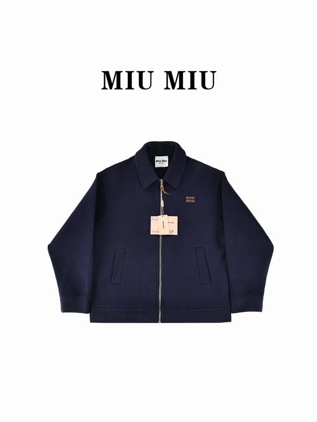 官网1:1原单品质 Miumiu缪缪 字母贴绣空气层拉链夹克外套 炒鸡厚实 原版杭州国专24700购入，面料采用420克高品质全棉材质，衬衫领，原版开模拉链开合