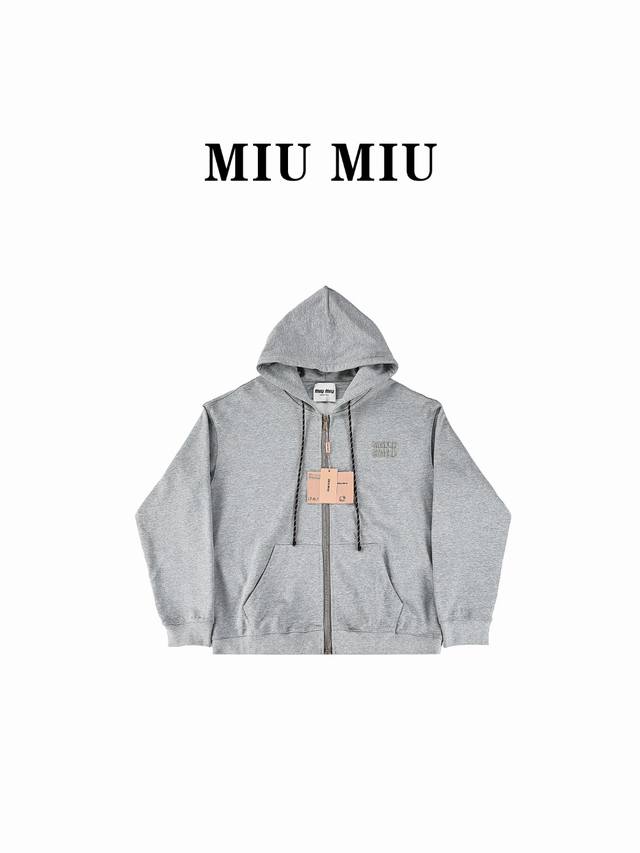 官网1:1原单品质 Miumiu 缪缪 24Fw 贴布刺绣字母拉链外套 面料采用100%纯棉毛圈面料，克重大约在420G左右。衣物为正肩膀版型，洗后不易变形。胸