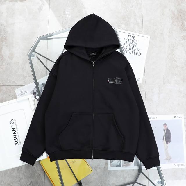 上新 纯原臻品 顶级复刻 Balenciaga 巴黎世家新款前后可乐胶带错印刺绣压胶遮盖拉链连帽卫衣开衫外套 - 款号：62365 - 颜色：黑色 - 购入原版