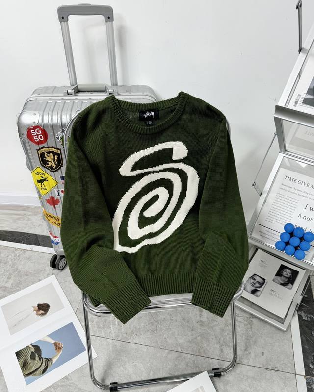 供 斯图西stussy S卷曲蚊香针织毛衣 胸前以品牌首字母s为载体设计的螺旋字母字体，采用进口全自动提花机，平整度细节度完美！！不漏针不漏线。选用羊仔毛纺织，