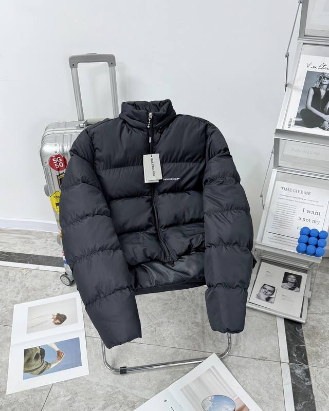 供 Balenciaga 巴黎世家小标字母廓形龟背羽绒棉服 男女同款 面料优选50D加密防水透气膜 ，充棉量280克， 轻薄柔软 ，更具保暖性，有非常优秀的蓬松