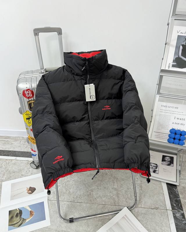 供 Balenciaga 巴黎世家fw24Logo字母印花双面穿羽绒服 高领拉链宽松版型 茧型双面穿阔型龟背羽绒服 定制科技超细罗缎面料茧型设计剪裁 立领背面饰