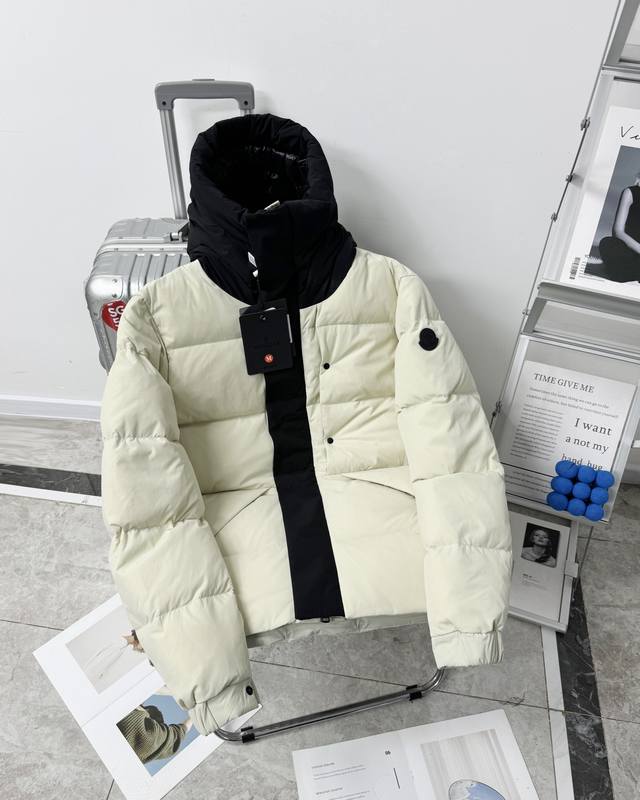 供 -Moncler Fw22蒙口黑武士欧洲站徽标刺绣连帽羽绒服 今年秋冬的巨大黑马 持续热度飙升 官网售价14020+ 售罄版 采用longue Saison