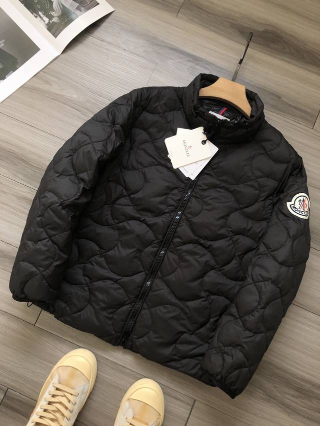 Moncler｜蒙口 Hatysa Short Down Jacket 滑雪季 手臂徽标刺绣男女款拉链立领羽绒服. 帽子可拆卸 ￥￥：10029+ 得物 颜色：