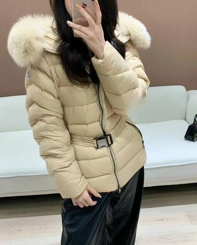 上新 Moncler 蒙口24Fw新款经典短款纯色收腰连帽长袖外套毛绒羽绒服 蒙口大毛领羽绒服 定制腰带 又一件气质爆款诞生了 ！ 还没发图就卖疯了一个款～ 颜